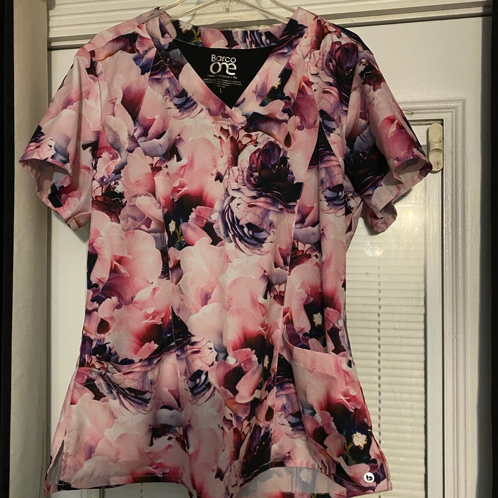 Barco scrub top